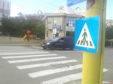 Tânără de 19 ani, accidentată pe trecerea de pietoni